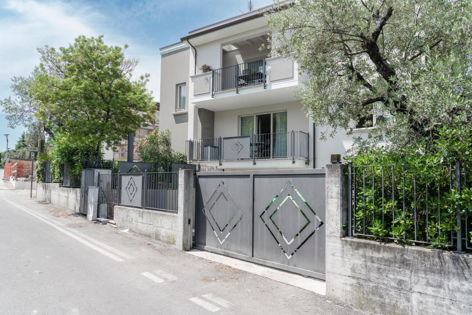 Matteotti Apartments ديسينسانو ديل غاردا المظهر الخارجي الصورة